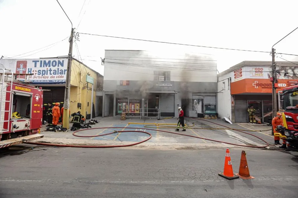 Incêndio atinge loja de cosméticos e provoca evacuação de igreja em Timon-MA