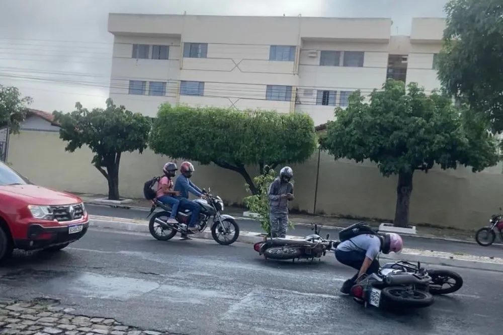Óleo na pista provoca queda de motociclistas em avenida de Teresina