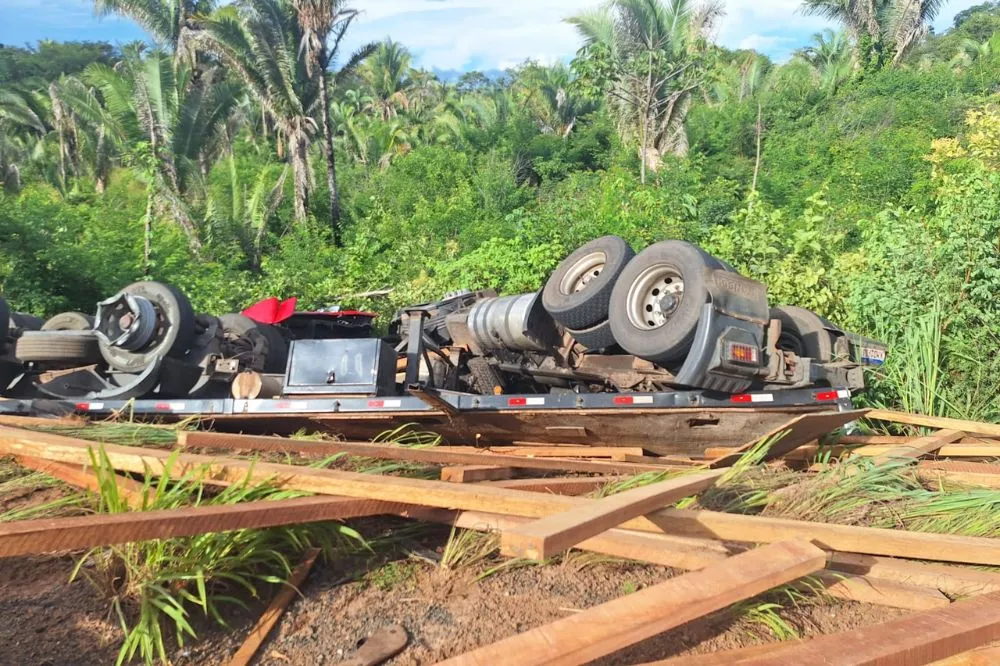 Caminhoneiro morre em acidente na BR-316