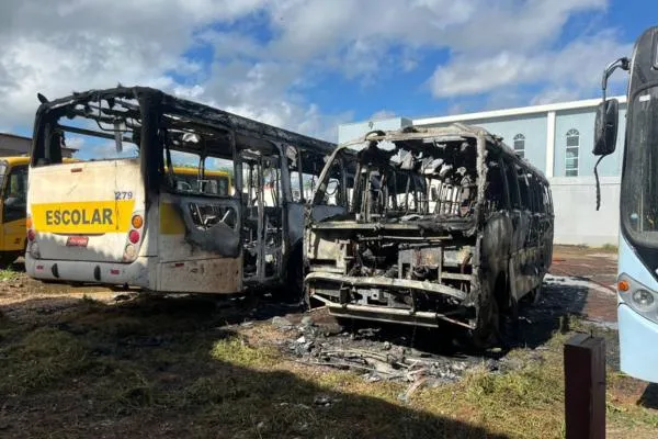 Polícia Civil investiga incêndio que destruiu ônibus em Picos
