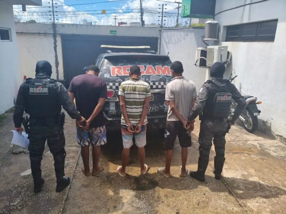 Motorista escapa de sequestro ao pular de carro; suspeitos são presos