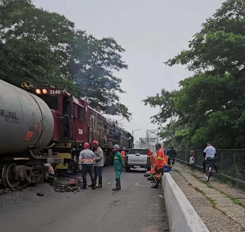 Trem descarrila e interdita Ponte Metálica, entre Teresina e Timon