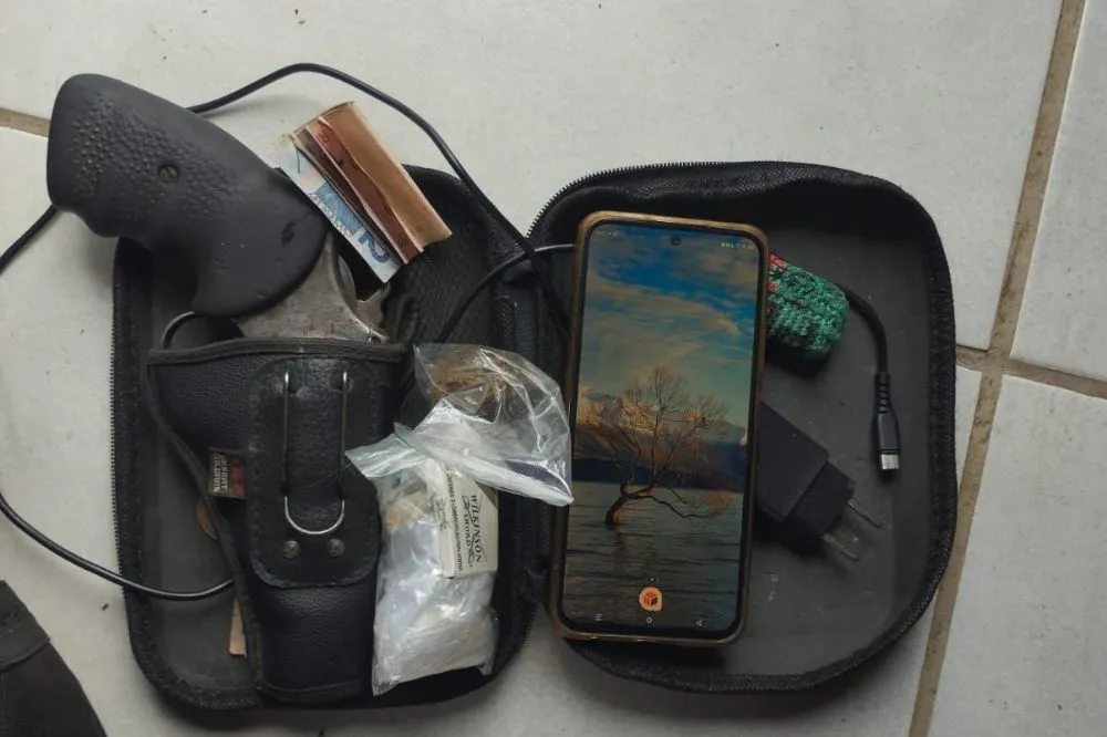 Membro de facção é preso com arma e drogas na zona Leste de Teresina
