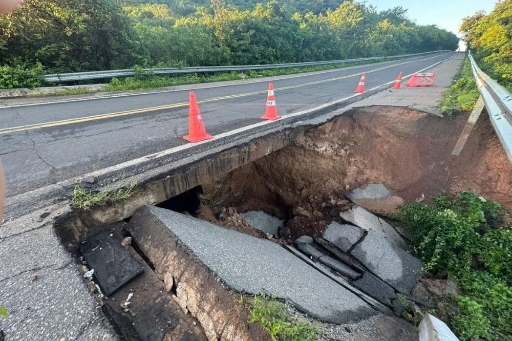 Erosão interdita rodovia entre Buriti dos Lopes e Parnaíba