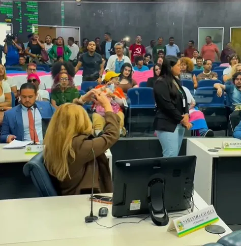 Vereadora Samatha Cavalca chama manifestantes trans de “marmanjos barbados e de peruca” durante sessão na Câmara