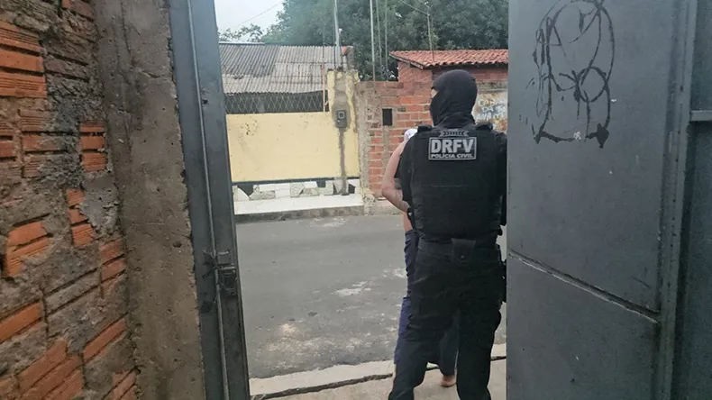Polícia Civil cumpre mandados por furto de veículo na capital