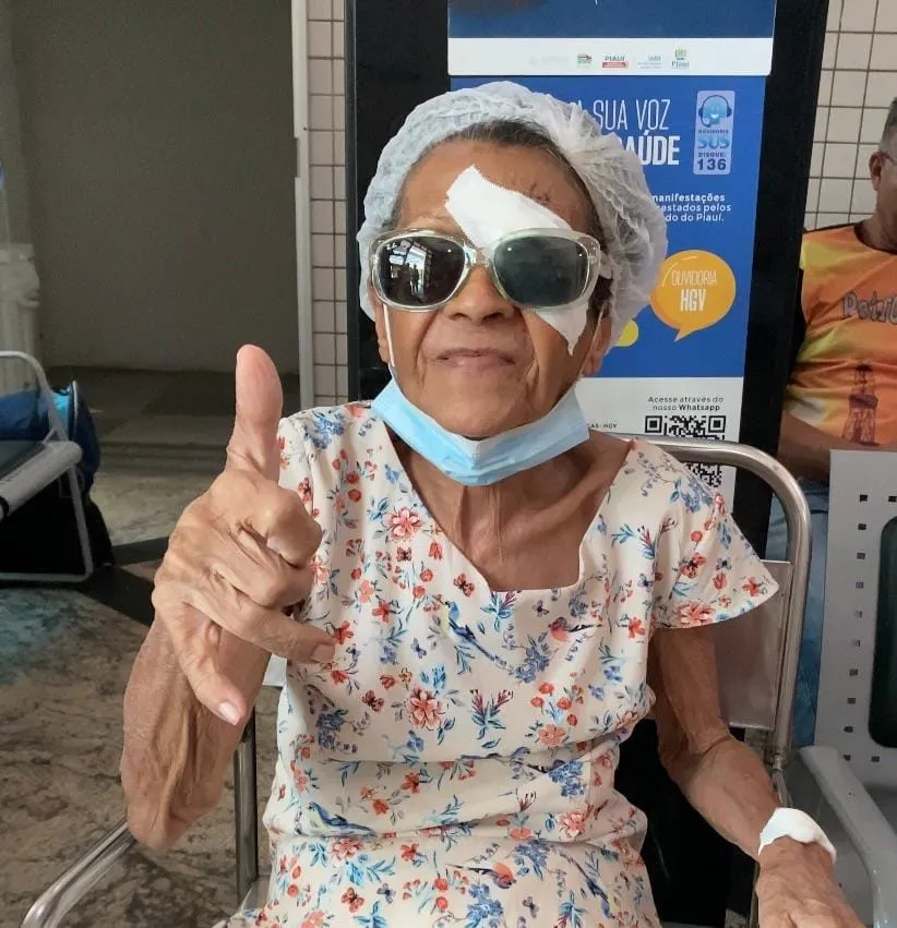 Idosa de 80 anos comemora cirurgia de catarata realizada no HGV