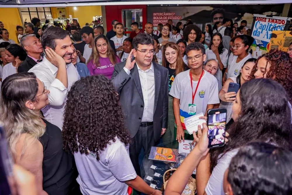 No SaLiPi, governador Rafael Fonteles visita estandes e destaca importância da literatura