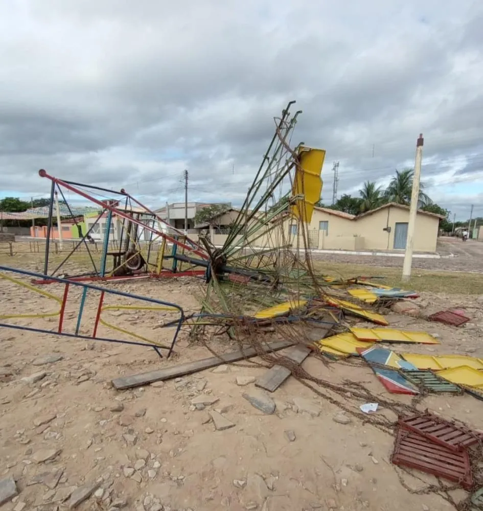 Crianças ficam feridas após brinquedo de parque desabar no Piauí; Vídeo mostra o acidente