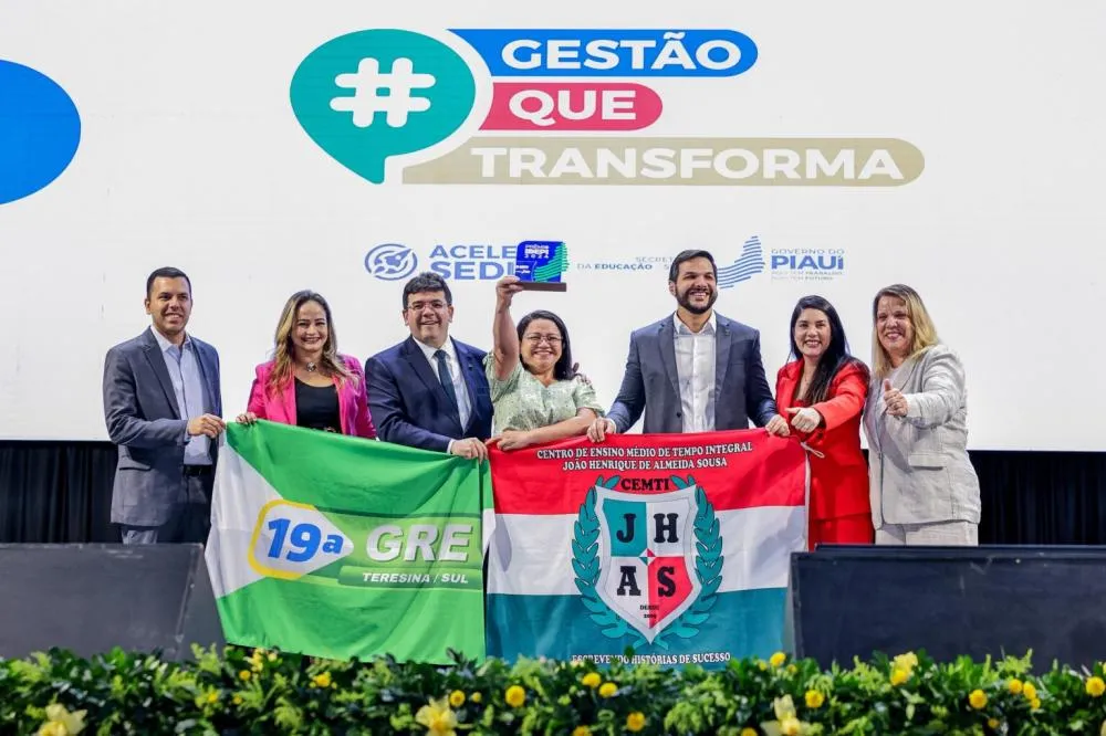 Governador premia 50 escolas de melhor desempenho com 14º salário para servidores e valor de um salário para estudantes