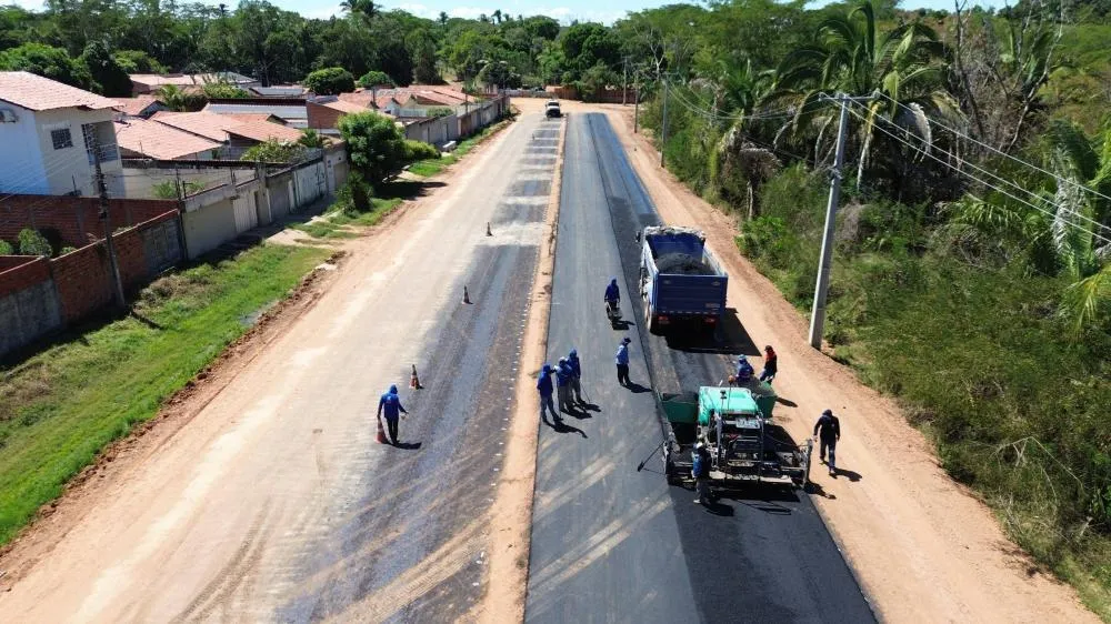 Prolongamento da Avenida São Francisco entra em nova etapa com início do asfaltamento