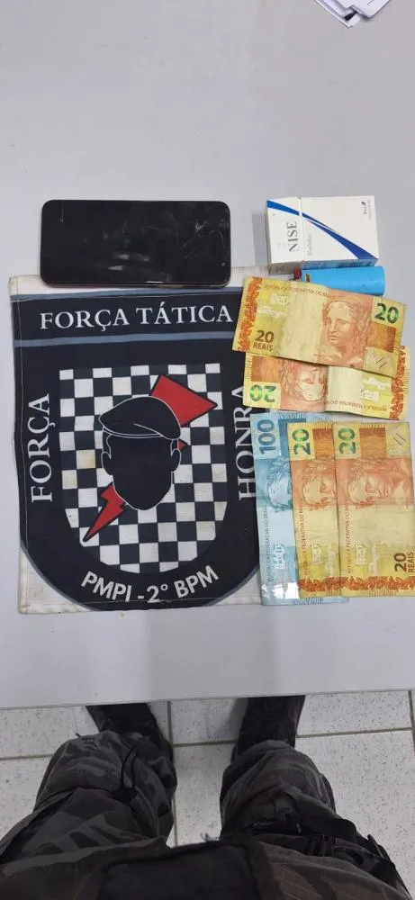 Homem é preso pela PMPI por tráfico de drogas após ser flagrado tentando invadir residência em Altos