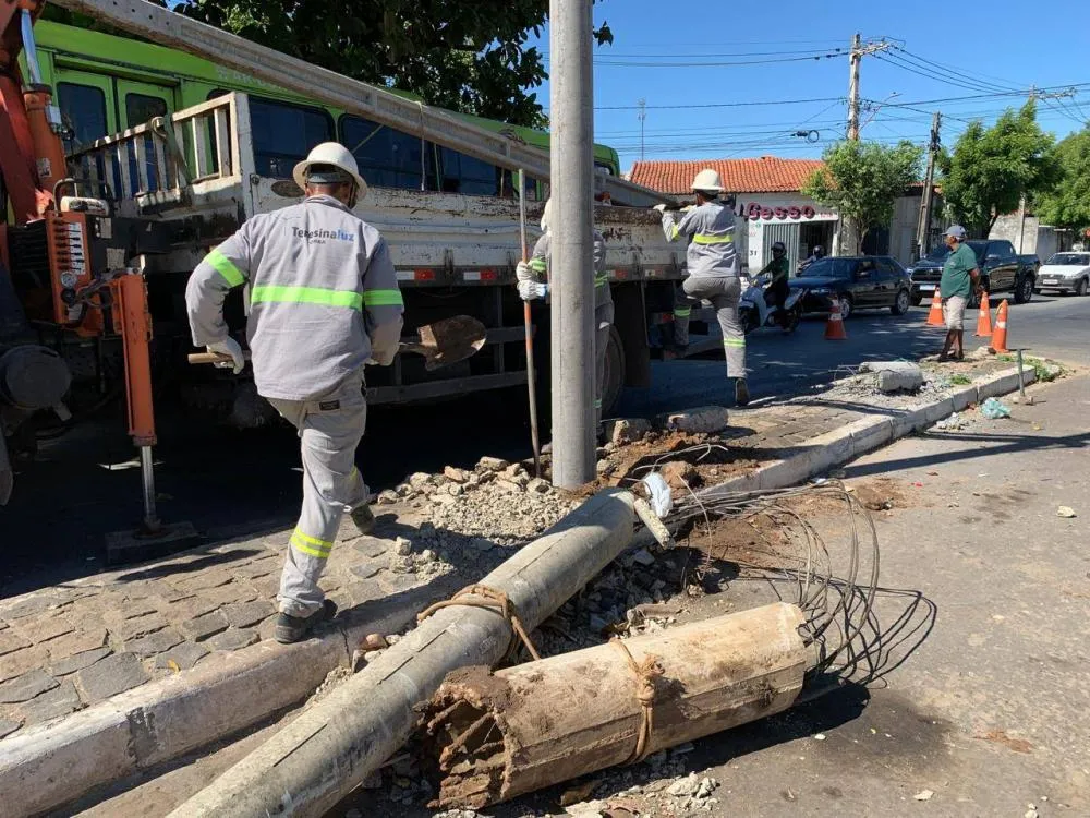 Colisões em postes de iluminação pública afetam centenas de pessoas e causam prejuízos à Prefeitura