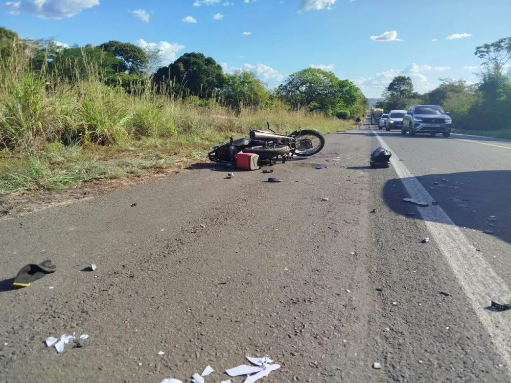 Motociclista morre após sair de estrada e bater em carro na BR-343 