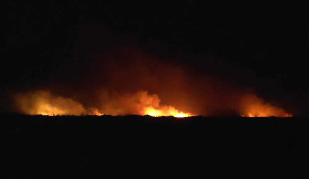 Equipes do Corpo de Bombeiros atuam para combater incêndio de grandes proporções em Pavussu, no sul do estado