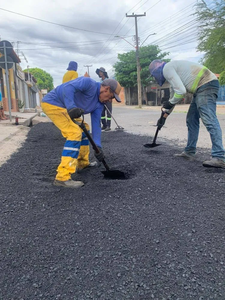 Prefeitura de Teresina intensifica ações de tapa-buracos e manutenção da iluminação pública em todas as zonas da cidade