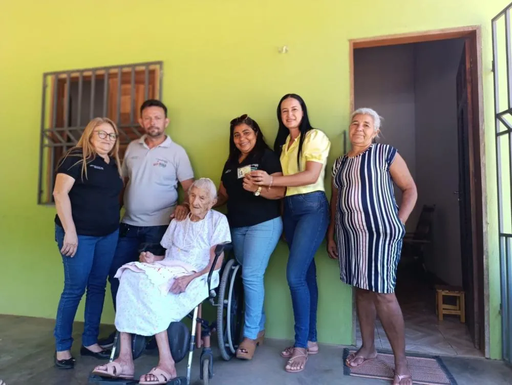Dona Raimunda, de 104 anos, recebe nova identidade por meio de visita domiciliar em Piripiri