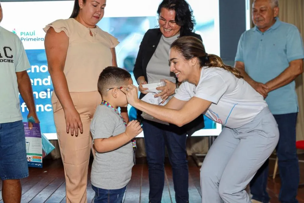 Pacto pelas Crianças do Piauí realiza ação em Piripiri com a entrega de Kit Mobília Creche e óculos