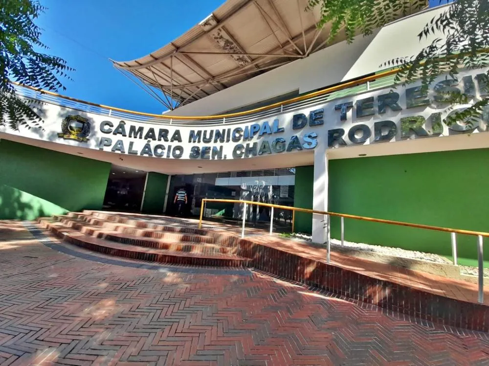 Câmara aprova aumento no ticket alimentação e mudanças em órgãos municipais