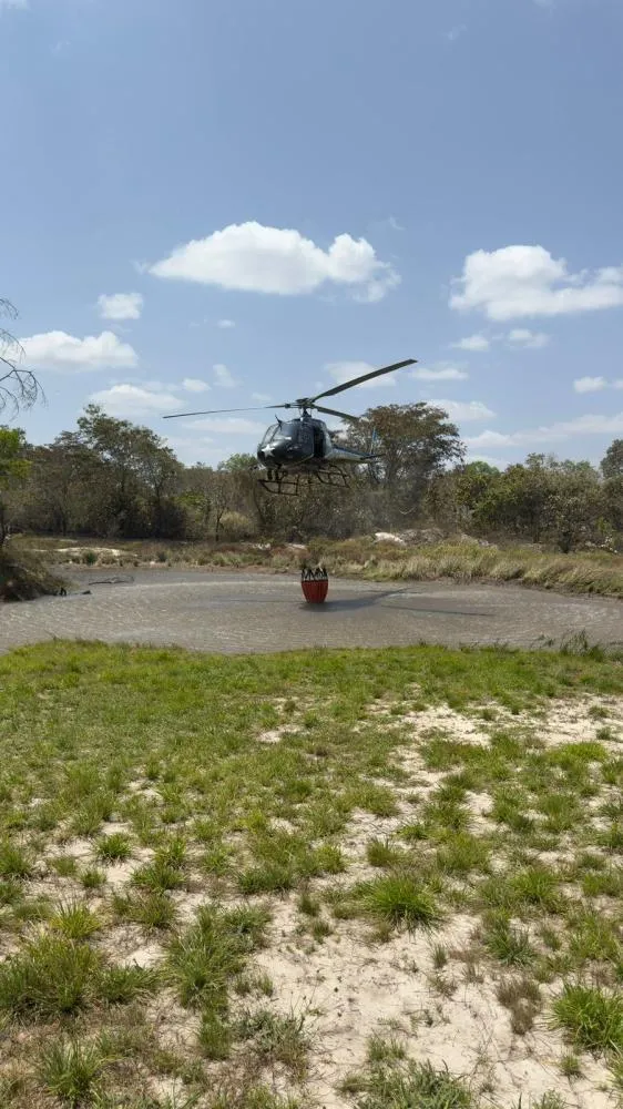 Operação aérea em Beneditinos lança 16,5 mil litros de água no combate a incêndios