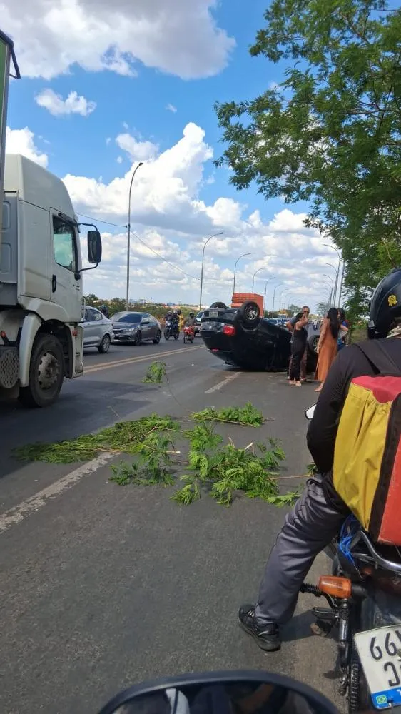 Jovem fica ferido após capotar carro sobre ponte em Teresina