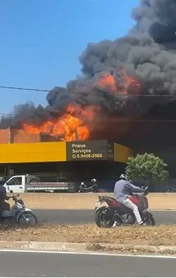 Incêndio de grandes proporções destrói loja em Teresina