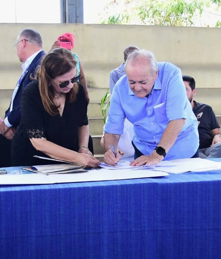 Prefeito Silvio Mendes assina contrato para a construção da galeria do residencial Torquato Neto