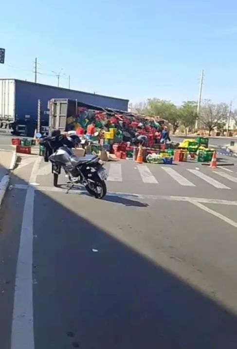 Carreta tomba no trecho urbano da BR-316 em Teresina