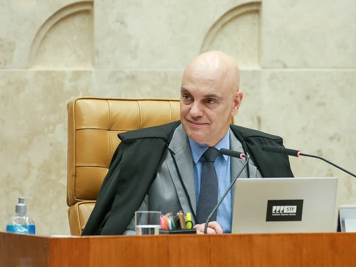 Moraes e Dino votam para receber denúncia contra Eduardo Bolsonaro por coação no processo do pai