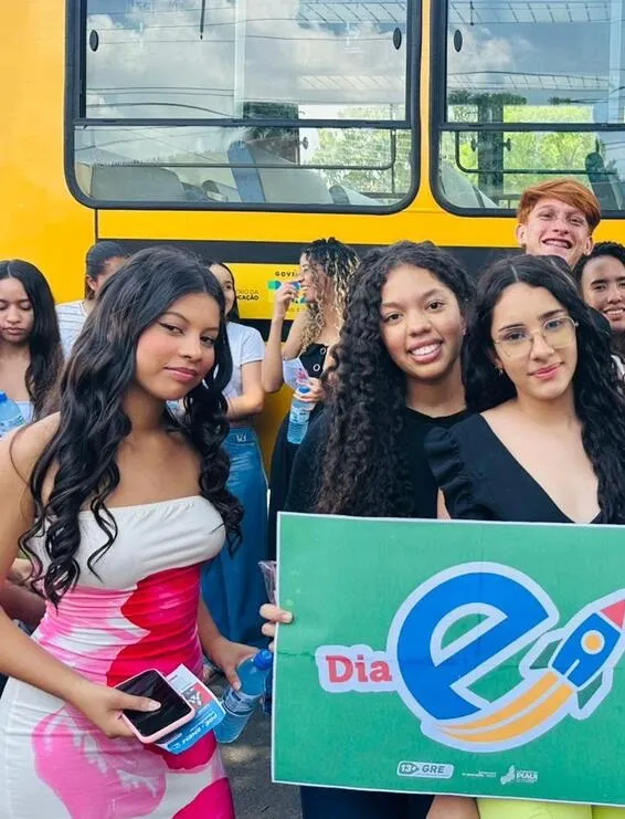 Dia E: estudantes são recepcionados por equipes da Seduc no primeiro dia de provas do Enem 2025
