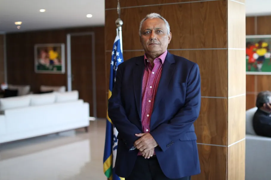 Após afastamento e sob investigação, Robert Brown volta à presidência da FFP